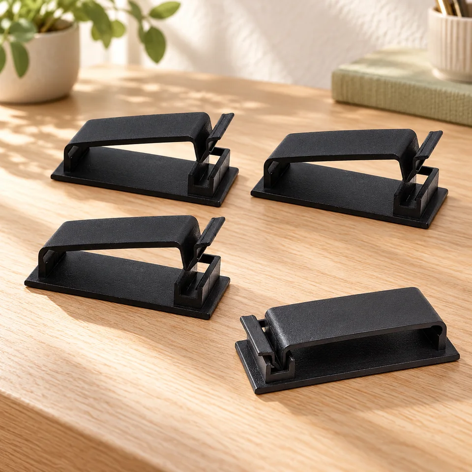 Mise en situation : SOULWIT — lot de 50 clips adhésifs noirs.